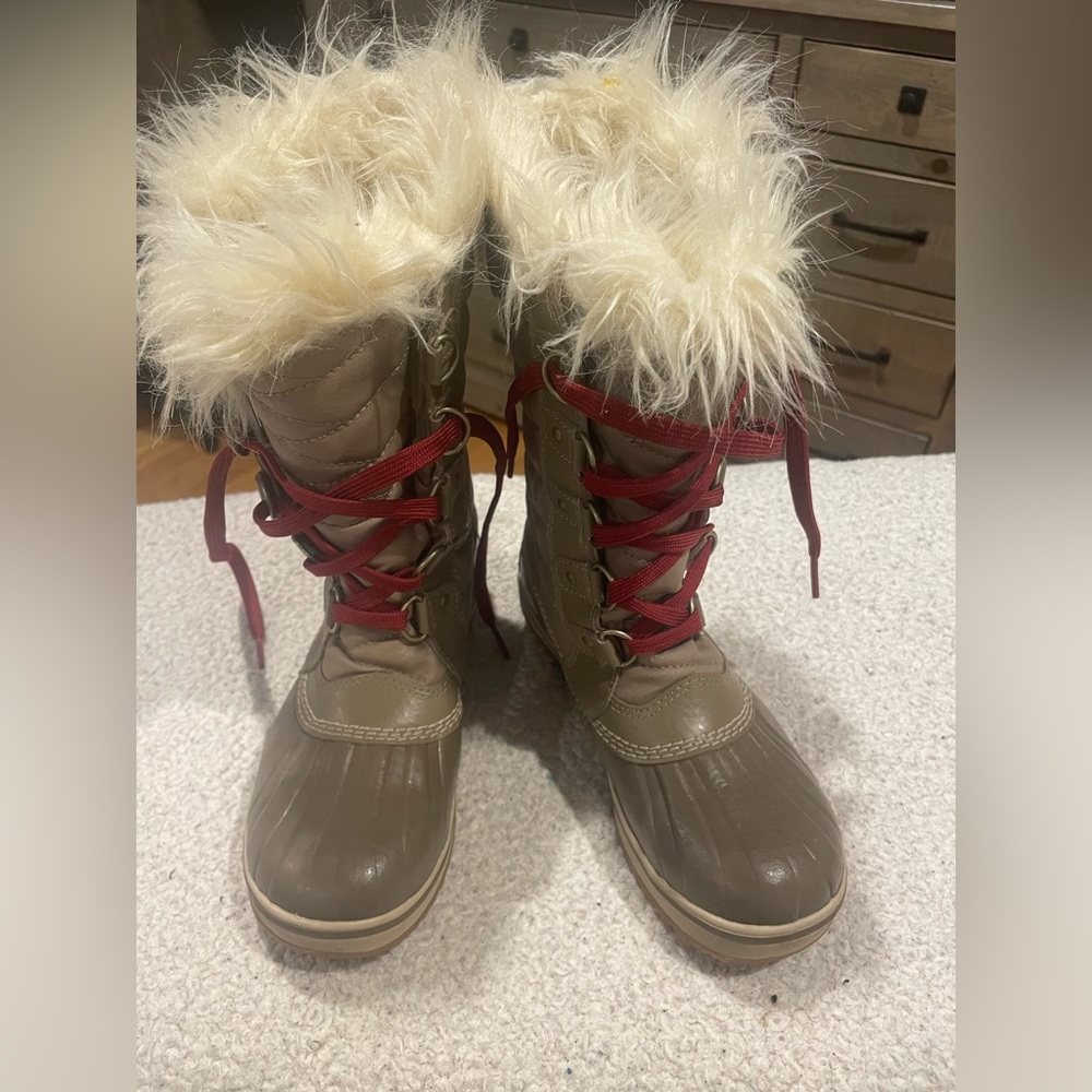 NWOT Sorel Youth Joan of Arctic Boots, size 3